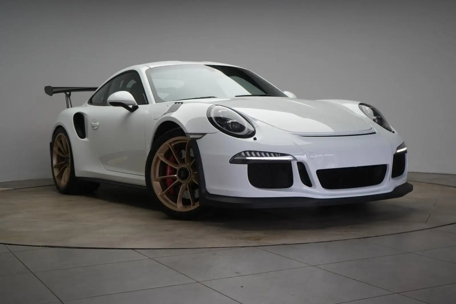Porsche 911 GT3 RS in Weiß im Fotostudio des Autohaus Wenden