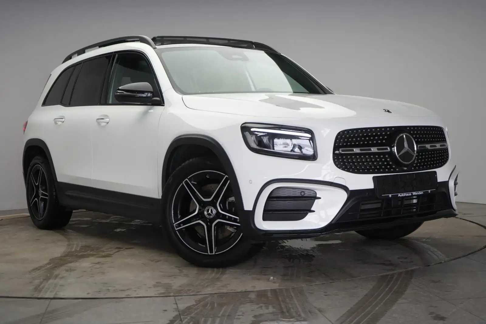 Mercedes-Benz GLB in Weiß im Fotostudio